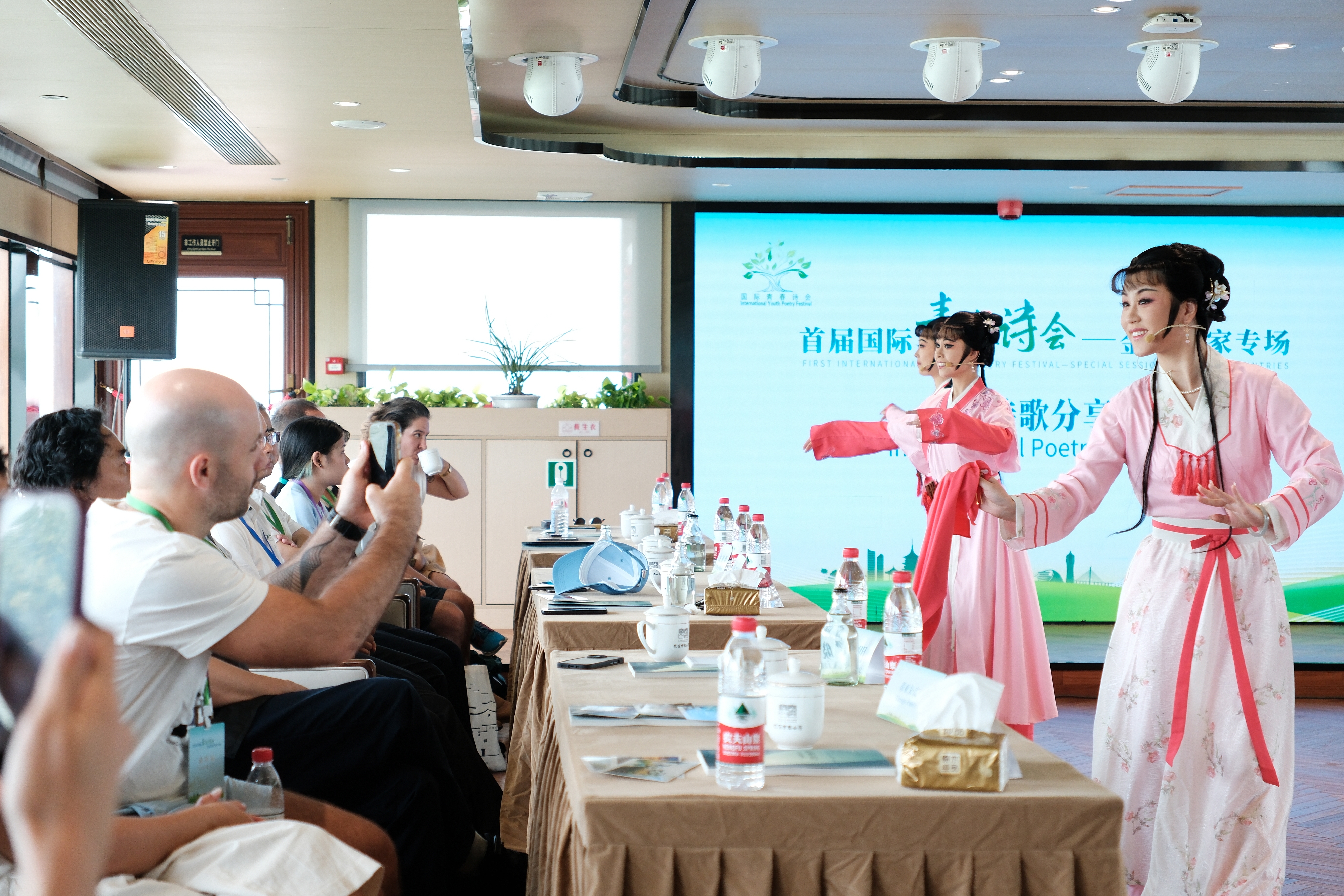 2024年7月21日，浙江杭州，金磚國(guó)家外國(guó)友人欣賞越劇《富陽(yáng)新曲》。